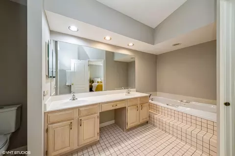 Bath - 1541 Diamond Dr, Hoffman Estates, IL 60192 photo 3 of 5
