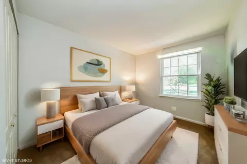 Bedroom - 1541 Diamond Dr, Hoffman Estates, IL 60192 photo 3 of 4