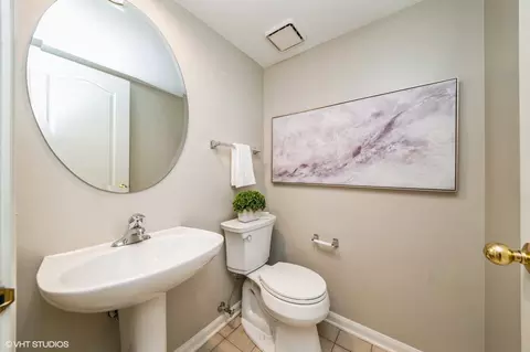 Bath - 1541 Diamond Dr, Hoffman Estates, IL 60192 photo 1 of 5