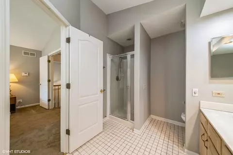 Bath - 1541 Diamond Dr, Hoffman Estates, IL 60192 photo 2 of 5