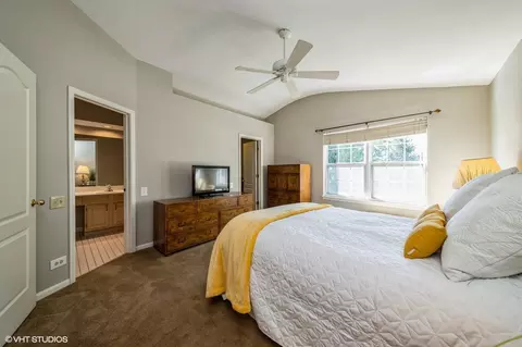 Bedroom - 1541 Diamond Dr, Hoffman Estates, IL 60192 photo 2 of 4