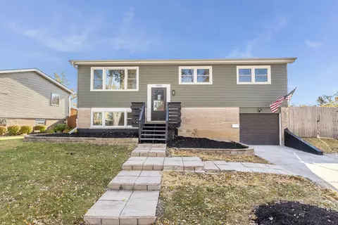 9055 W 91st Pl, Hickory Hills, IL 60457