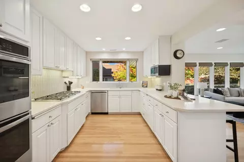Kitchen - 900 Oak Dr, Glencoe, IL 60022 photo 3 of 4