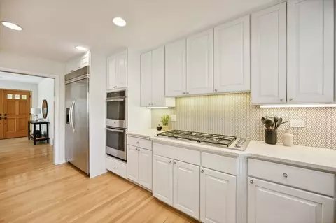 Kitchen - 900 Oak Dr, Glencoe, IL 60022 photo 4 of 4