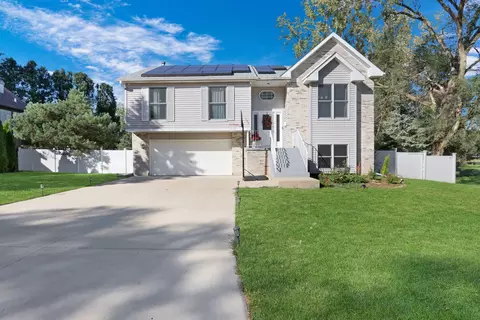 599 Valley View Ct, Antioch, IL 60002