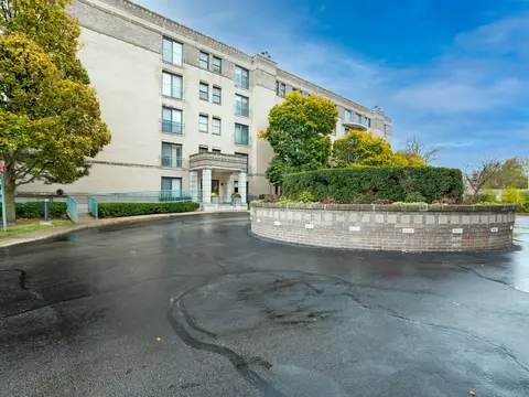 4747 Howard St #404, Skokie, IL 60076