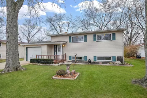 335 E Benton St, Oswego, IL 60543