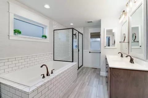 Bath - 1112 Travertine Rd, Normal, IL 61761 photo 2 of 5