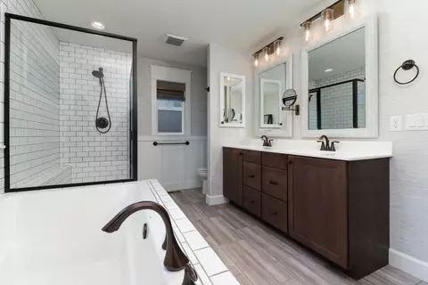 Bath - 1112 Travertine Rd, Normal, IL 61761 photo 4 of 5