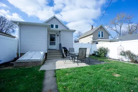 Exterior - 424 3rd Ave, Ottawa, IL 61350 photo 3 of 5