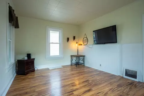 Living - 424 3rd Ave, Ottawa, IL 61350 photo 1 of 3