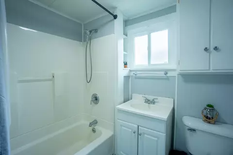 Bath - 424 3rd Ave, Ottawa, IL 61350 photo 1 of 3