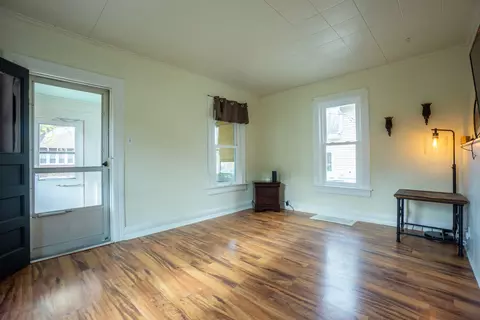 Living - 424 3rd Ave, Ottawa, IL 61350 photo 2 of 3