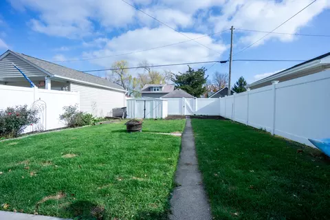 Exterior - 424 3rd Ave, Ottawa, IL 61350 photo 4 of 5