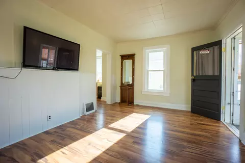 Living - 424 3rd Ave, Ottawa, IL 61350 photo 3 of 3