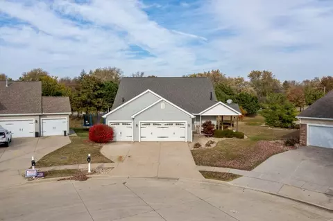 2 Rosewood Ct, Bloomington, IL 61704