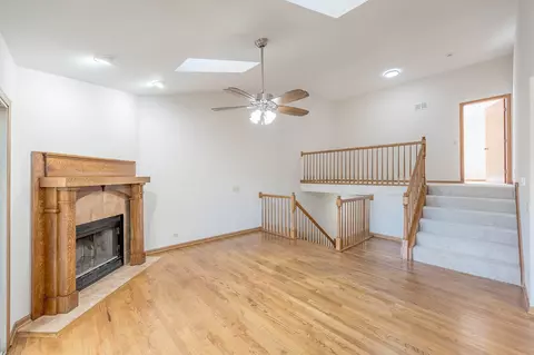 895 Millcreek Cir, Elgin, IL 60123 photo 3