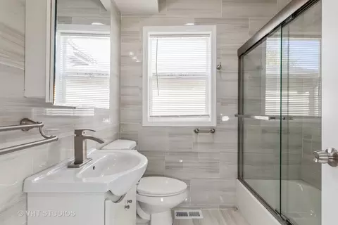 Bath - 32 E 140th Ct, Riverdale, IL 60827 photo 1 of 3