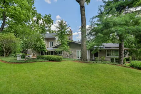 221 Hawley Ln, Geneva, IL 60134
