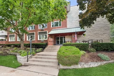 101 N Peartree Ln #203, Arlington Heights, IL 60004