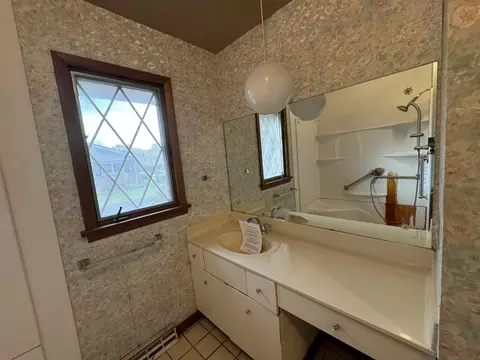 Bath - 780 Gary Ave, Aurora, IL 60506 photo 1 of 2