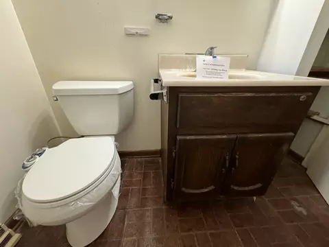 Bath - 780 Gary Ave, Aurora, IL 60506 photo 2 of 2