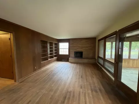 Living - 780 Gary Ave, Aurora, IL 60506 photo 1 of 3