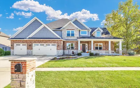1608 N Briarwood Ln, Mahomet, IL 61853