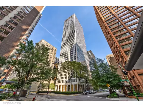 260 E Chestnut St #3805, Chicago, IL 60611