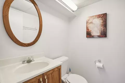 Bath - 1821 E Cree Ln, Mount Prospect, IL 60056 photo 5 of 5