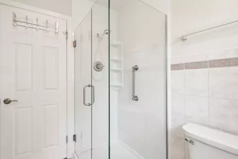 Bath - 1821 E Cree Ln, Mount Prospect, IL 60056 photo 3 of 5