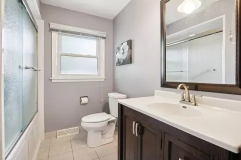 Bath - 1821 E Cree Ln, Mount Prospect, IL 60056 photo 4 of 5
