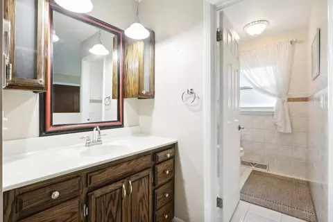 Bath - 1821 E Cree Ln, Mount Prospect, IL 60056 photo 2 of 5