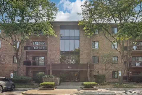 714 Walnut Dr #209, Darien, IL 60561