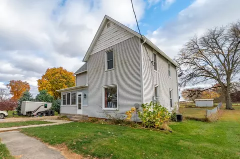205 E 3rd St, Leaf River, IL 61047 photo 2