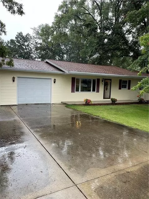 702 Maple St, Oakland, IL 61943