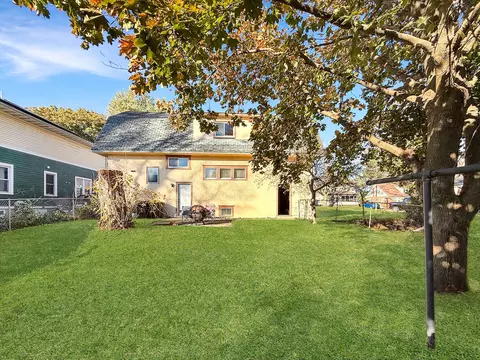 103 E Roosevelt St, Freeport, IL 61032 photo 2