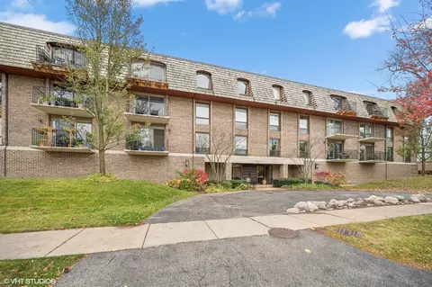 134 Green Bay Rd #106, Winnetka, IL 60093