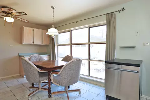 645 Olive St, Hoffman Estates, IL 60169 photo 9