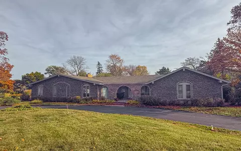 2066 Churchill Ln, Highland Park, IL 60035