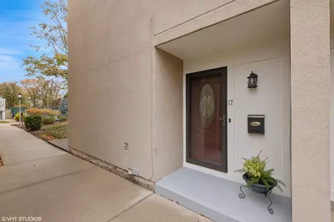 17 Maple Tree Ct, Elmhurst, IL 60126 photo 2