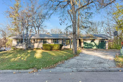 1041 Woodcliff Dr, South Elgin, IL 60177