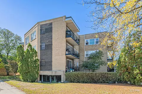 4735 Grove St #302, Skokie, IL 60076