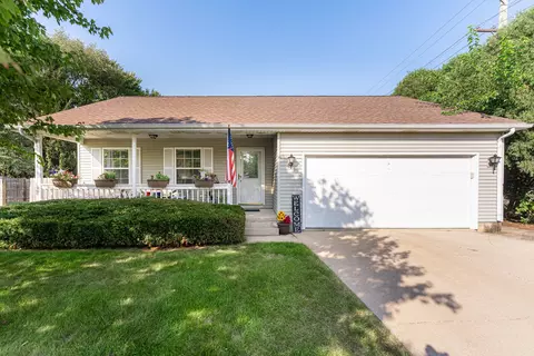 1 Primrose Ln, Sycamore, IL 60178