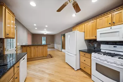 Kitchen - 1585 Vermont St, Rolling Meadows, IL 60008 photo 2 of 2