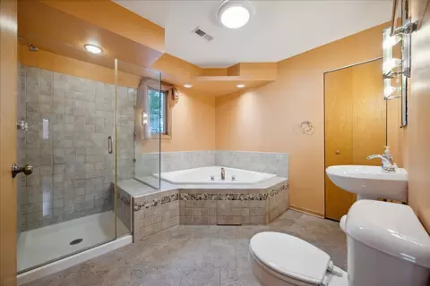 Bath - 1585 Vermont St, Rolling Meadows, IL 60008 photo 2 of 3