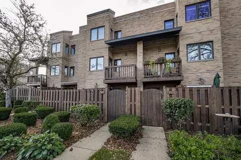 929 Front St, Lisle, IL 60532