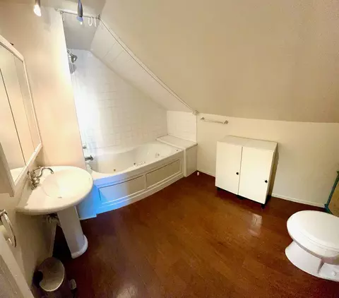 Bath - 135 E North Ave, Elmhurst, IL 60126 photo 1 of 1