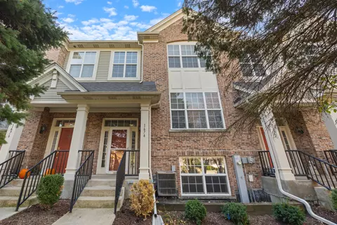 1674 Deer Pointe Dr, South Elgin, IL 60177