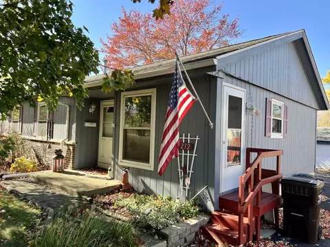 232 Hickory Dr, Crystal Lake, IL 60014